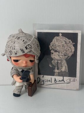 Hirono Tamed Wildgrass Series “Digital Bind” figure